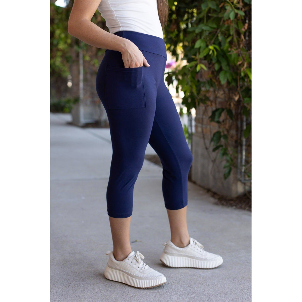 Julia Rose The Nova navy capri leggings with pocket, Women wearing navy capri leggings with side pocket