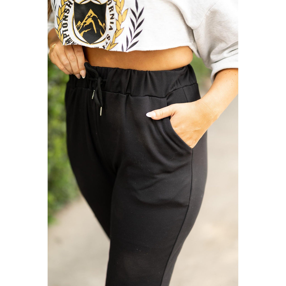 Women’s fleece-lined black joggers winter loungewear Soft black joggers with tapered leg and drawstring waist