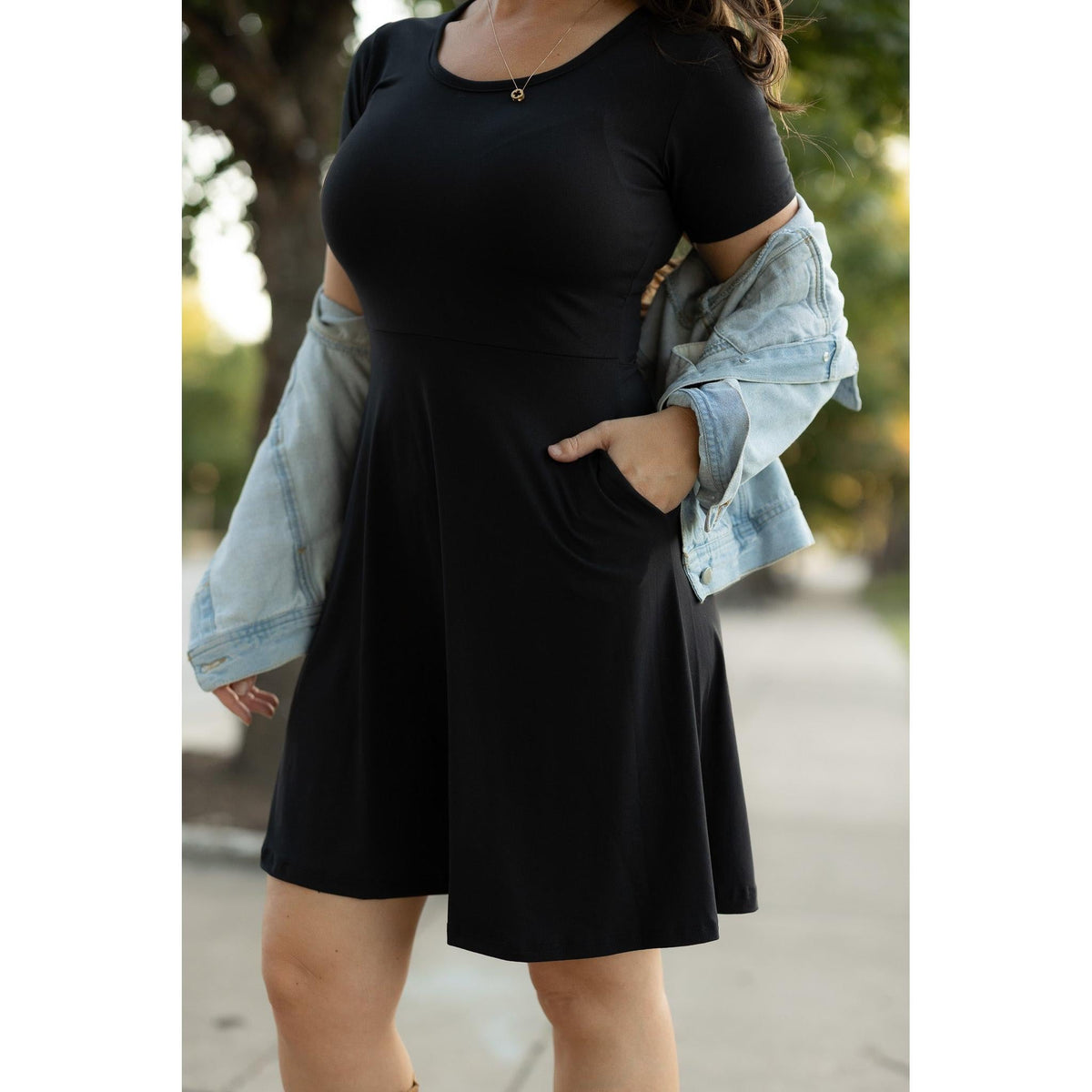 Julia Rose Dakota Dress women’s boutique midi dress front view, Woman wearing Julia Rose Dakota Dress casual everyday outfit