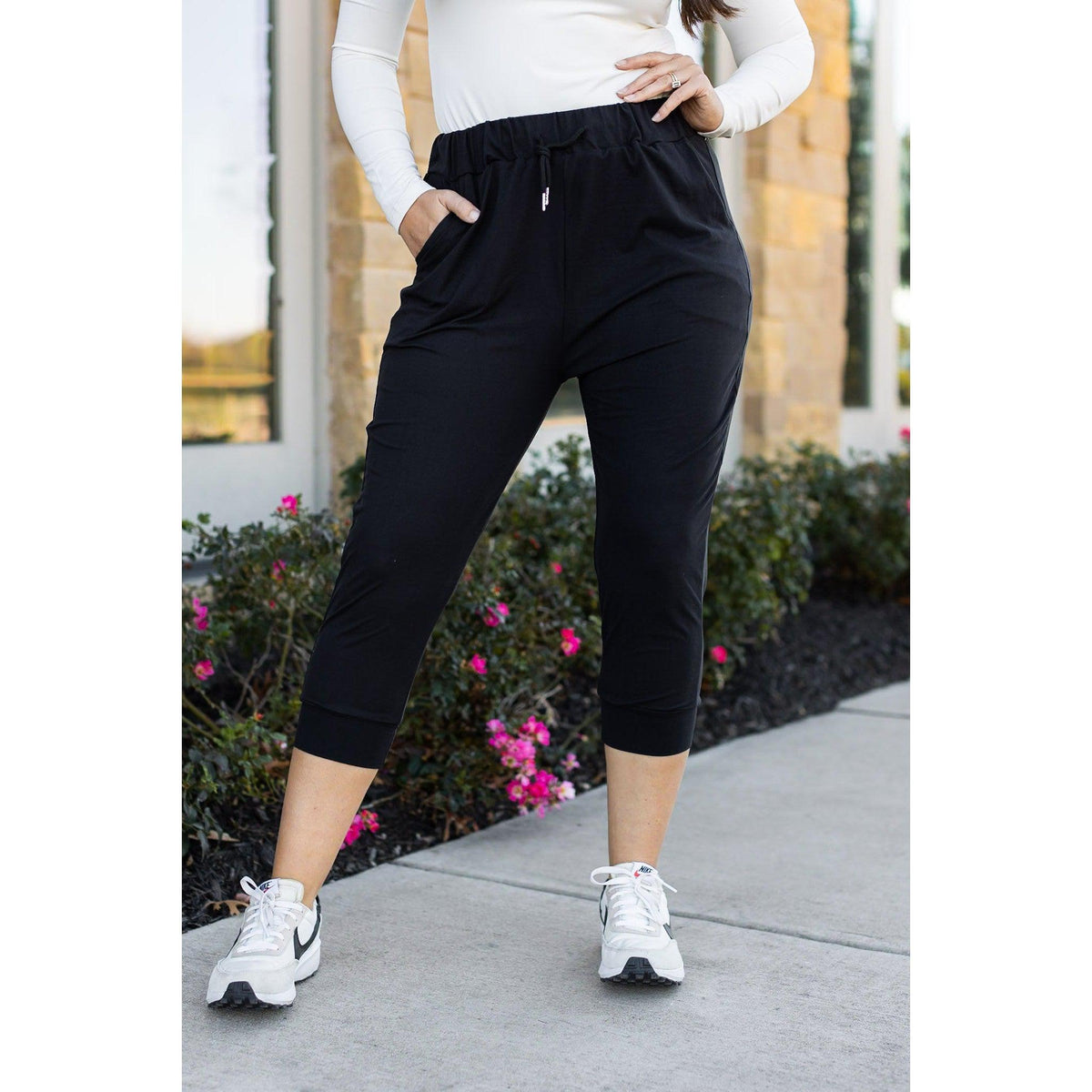 Ready to Ship  | The Sierra - Cropped Joggers